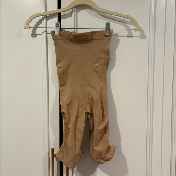 BNWOT Skims Seamless Sculpt High Waisted Above the Knee Shorts Ochre M - Picture 4 of 6